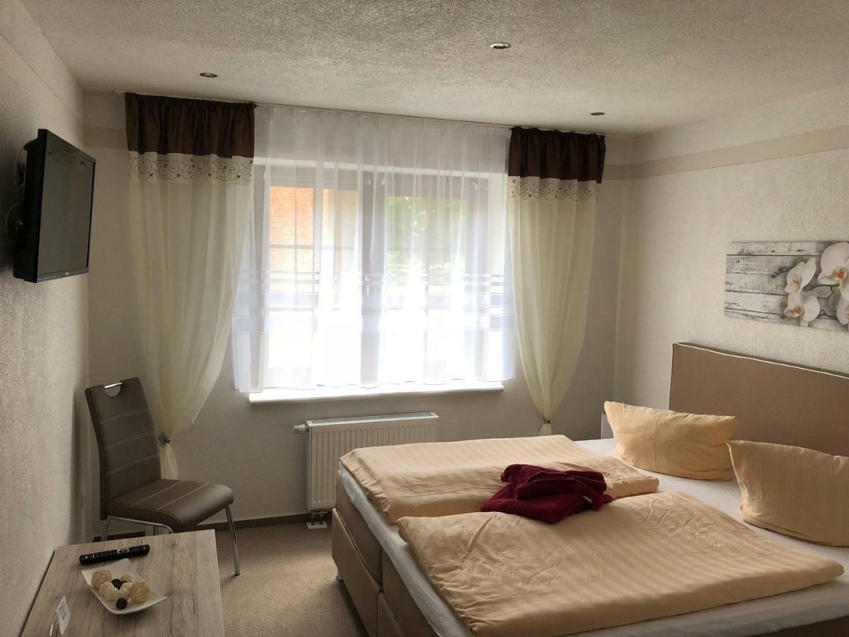 Gross Quassow Pension & Gasthof Storchennest מראה חיצוני תמונה